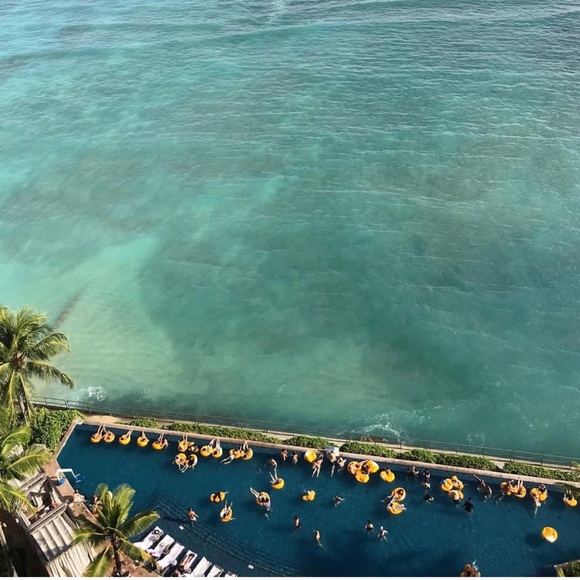 Bookmark our closet - Picture 4 of 8